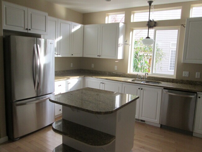 Foto del edificio - 5704 NE Hidden Creek Dr