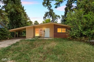 Building Photo - 835 Pine Tree Dr