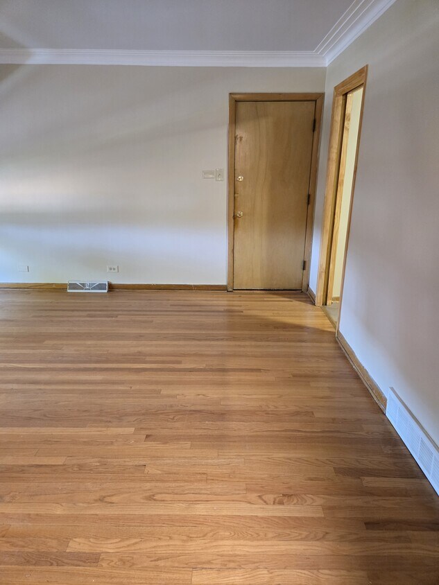 Livingroom view - 1540 E 89th St