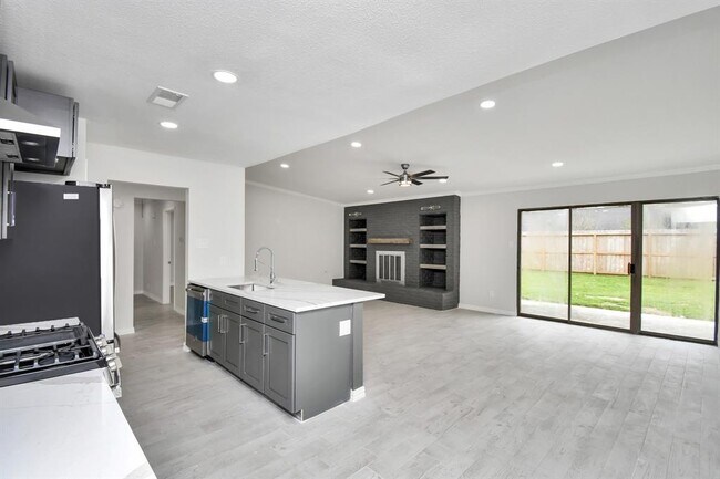 Building Photo - 10818 Hillcroft St