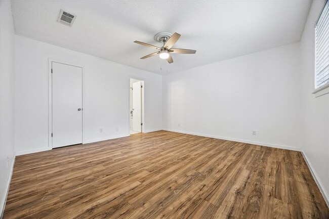 Building Photo - 8106 Sonnet Ave