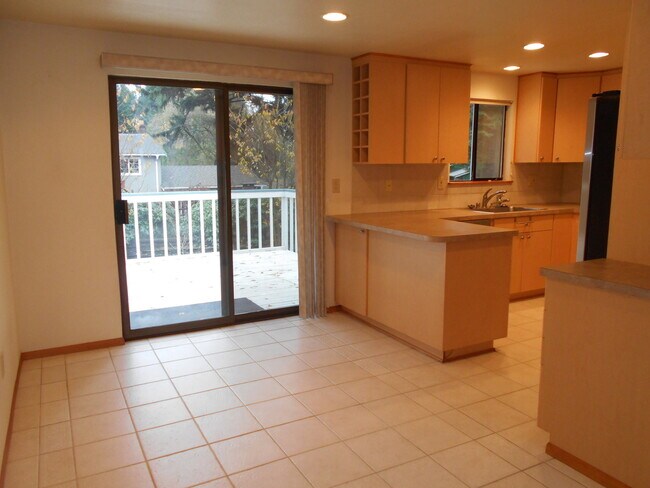Foto del edificio - 4 Bedroom, 2 bathrom Split-Level Home In Quiet Ferndale Naighborhood