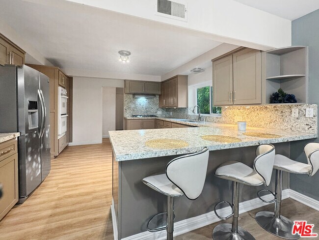 Foto del edificio - 15701 Royal Ridge Rd