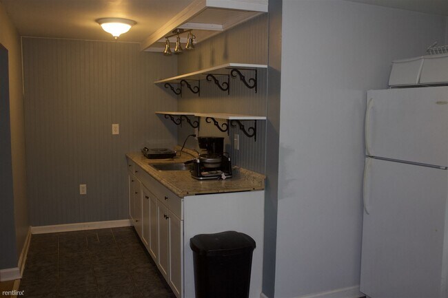 Building Photo - 1 br, 1 bath Duplex - 361 College Circle D...