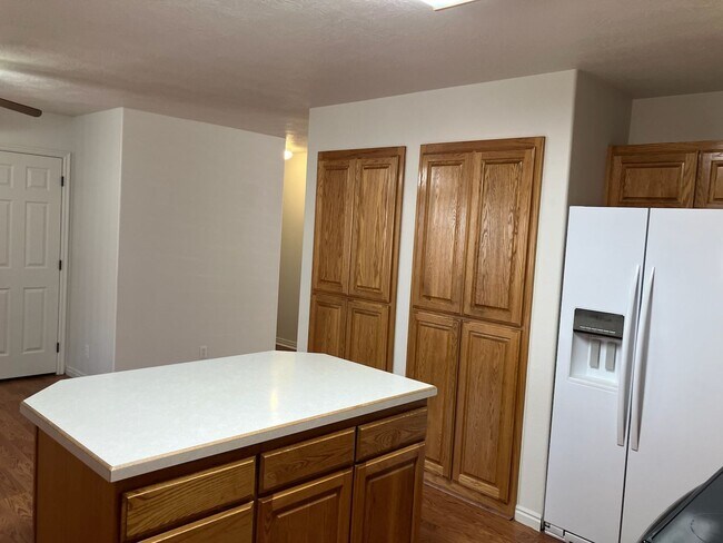 Building Photo - 627 E Springhill Dr