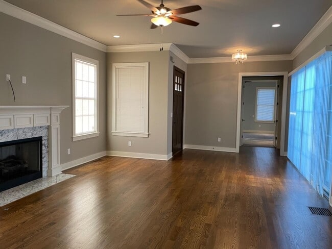 Building Photo - 3423 Country Club Dr