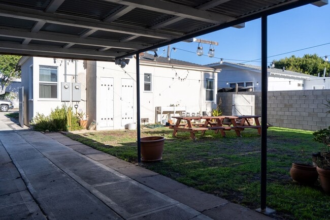 Building Photo - 2431 Walgrove Ave