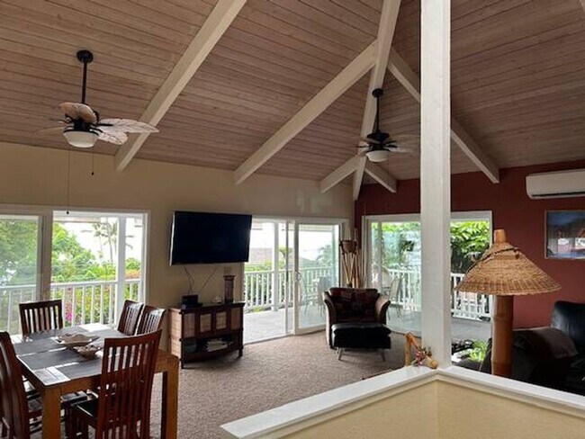 Foto del edificio - Furnished 3Bed, 2Bath Upstairs of House with Lanai