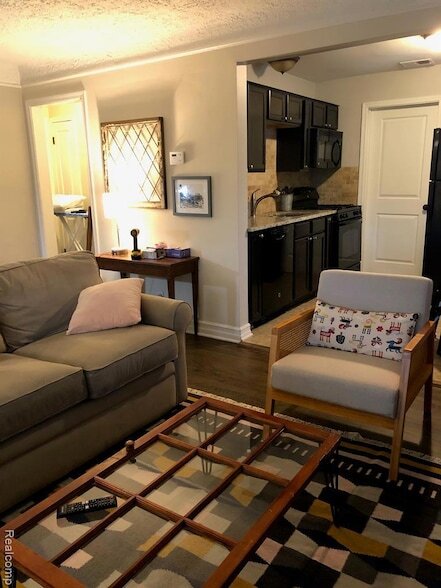 Foto del edificio - 26348 Alger St