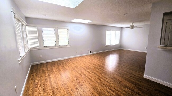 Building Photo - 2 Bedroom 2 Bathroom Townhome