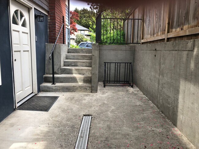 Foto del edificio - Large Private Bedroom / Furnished! Beautif...