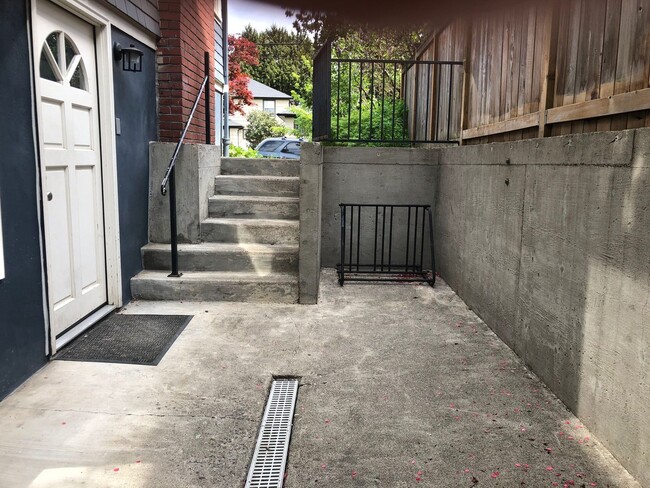 Building Photo - Large Private Bedroom / Furnished! Beautif...