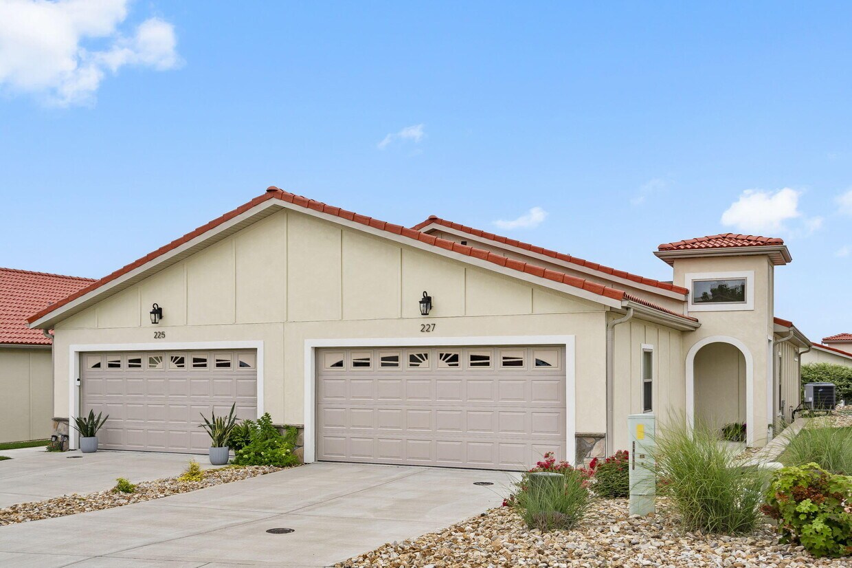 Primary Photo - 227 Siena Blvd