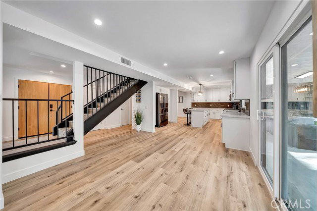 Foto del edificio - 24445 Clipstone St