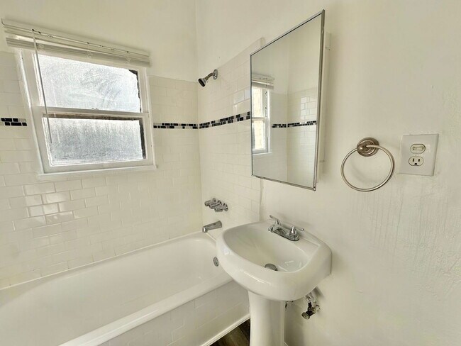 Building Photo - 849 S Kenmore Ave