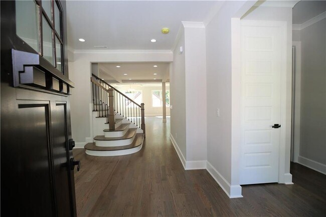 Building Photo - 957 Briarcliff Terrace NE