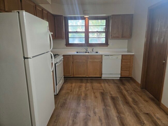 Building Photo - 608 Deerpath Dr