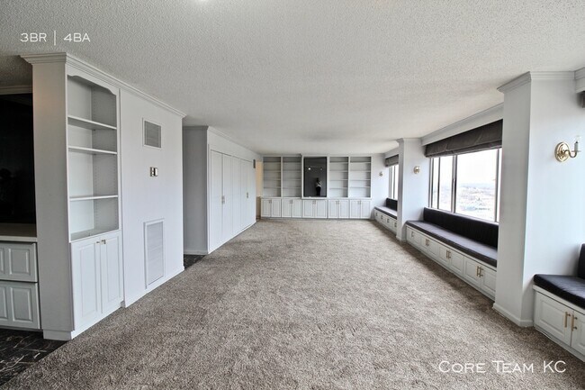 Foto del edificio - 3 Bedroom + 3 Balcony Crossroads Condo