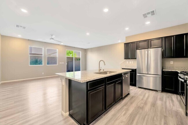 Foto del edificio - Desirable Southwest Townhome: Luxury Living!