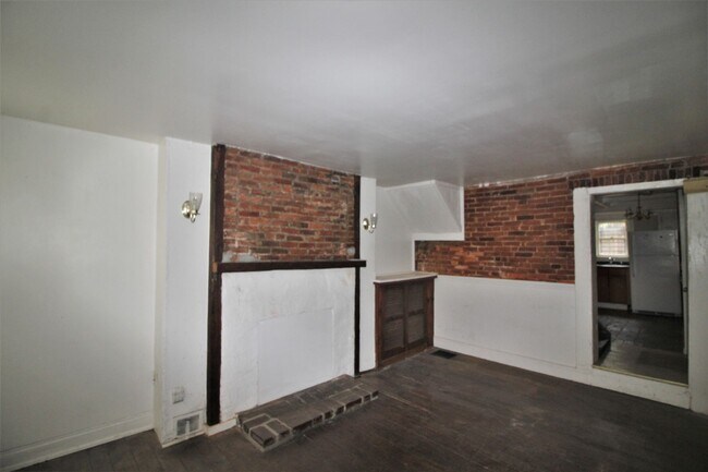 Building Photo - Charming Seton Hill 2bd/1ba Plus Den Rowho...