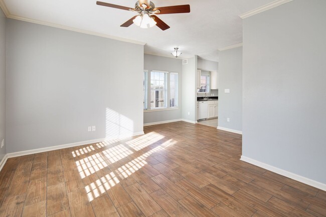 Foto del edificio - IMMEDIATE MOVE IN!!!  3 bedroom 3 Bathroom Duplex Next Door to Blinn!