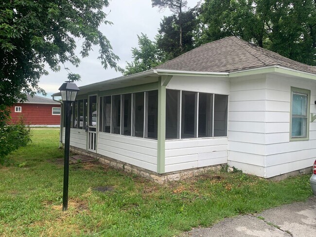 Foto del edificio - LEASETAKEOVER: NO DEPOSIT NEEDED!!!!  Adorable and large 3 bedroom house with screen in Porch! Ap...