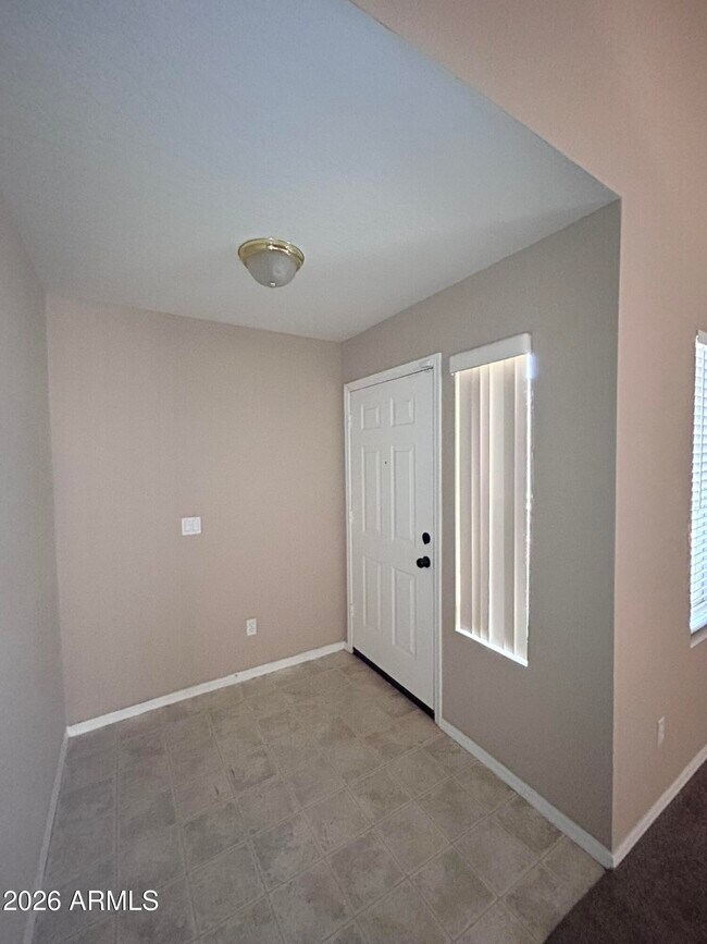 Foto del edificio - 3174 W Carlos Ln