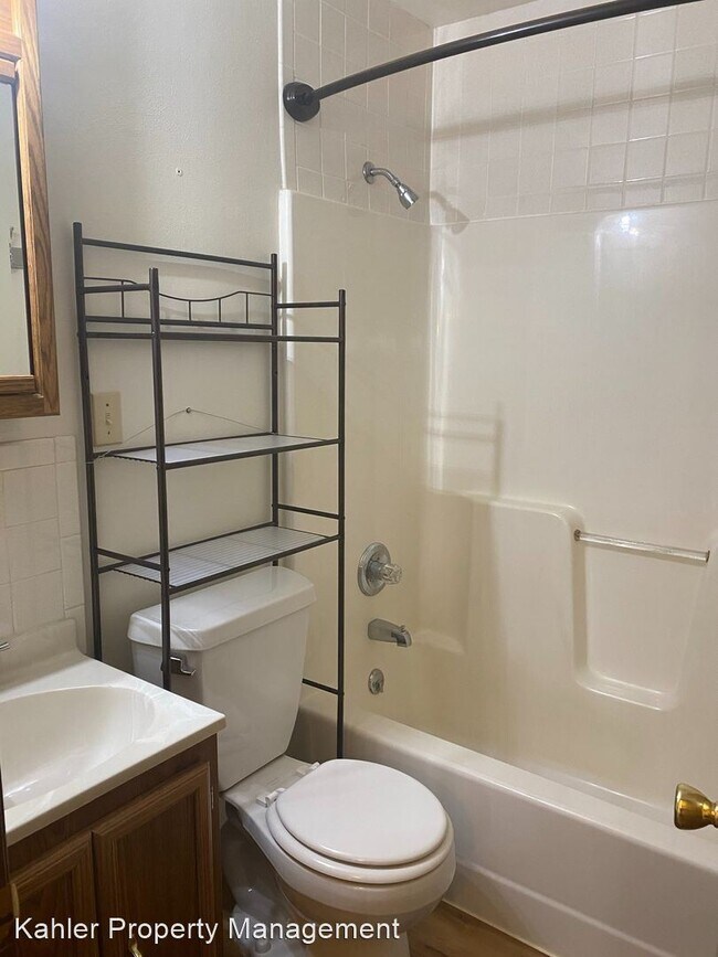 Building Photo - 2 br, 1 bath House - 227 E. Flormann St.