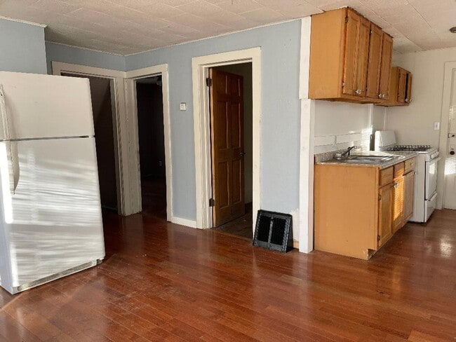 Building Photo - 4 Bed/1 Bath
