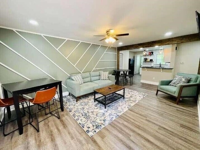Foto del edificio - 1533 Dickson Dr