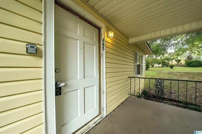 Foto del edificio - 305 Rose Hill Rd