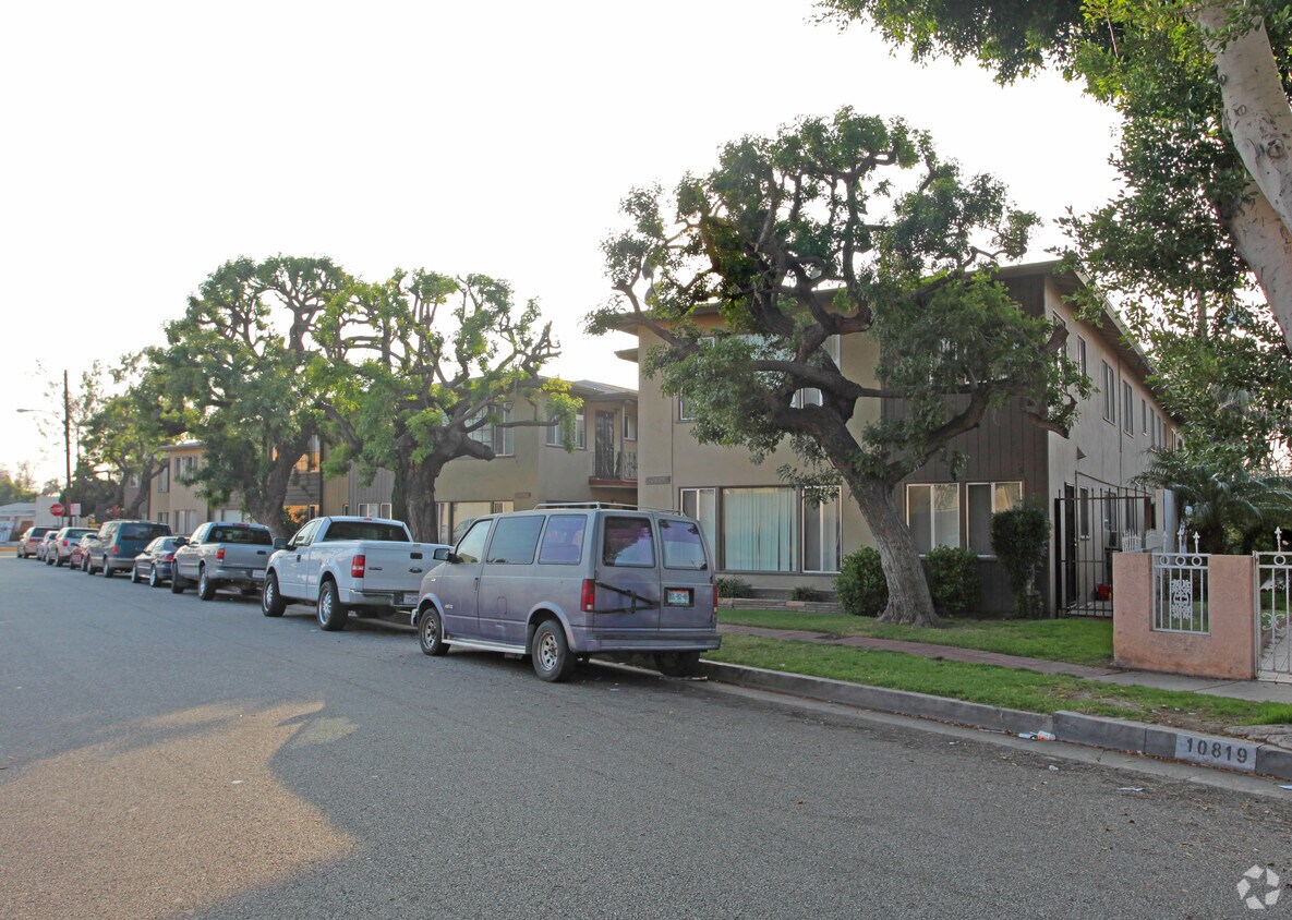 Foto del edificio - 10825-10841 Saint James Ave