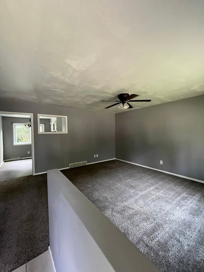 Building Photo - 1103 E Willow Dr