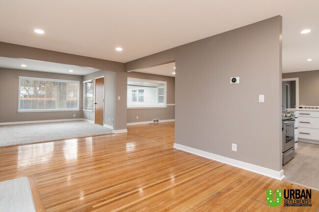 Foto del edificio - 1120 E 42nd Ave