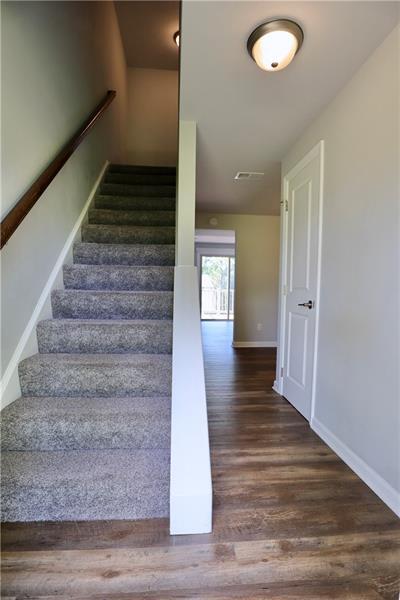 Building Photo - 501 Carriage Hill
