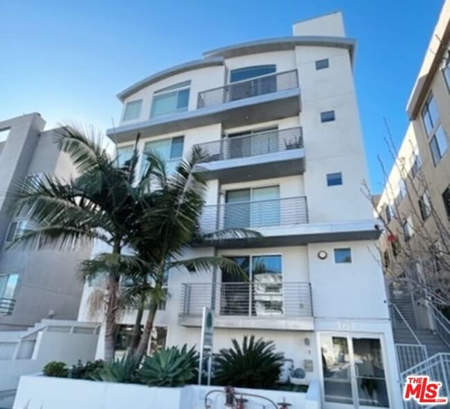 Building Photo - 1611 S Beverly Glen Blvd