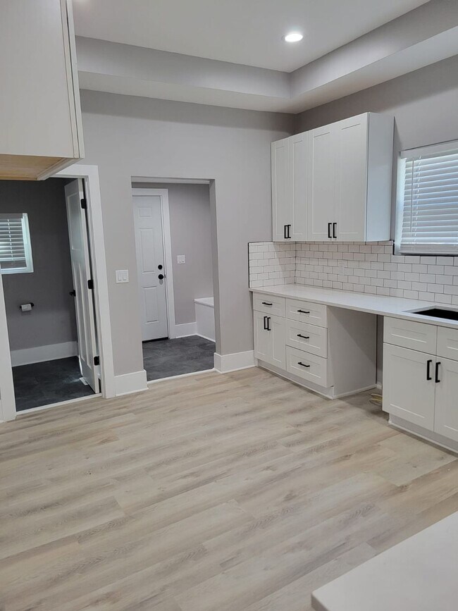 Foto del edificio - MOVE IN SPECIAL - Modern, Chic and brand new 2 bedroom with an office -   Discover This Home That...