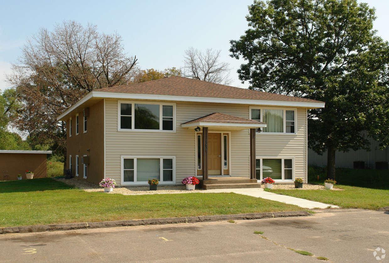 Building Photo - 15635-15655 Highway 65 NE