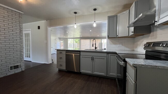 Foto del edificio - 2153 Huntleigh Dr