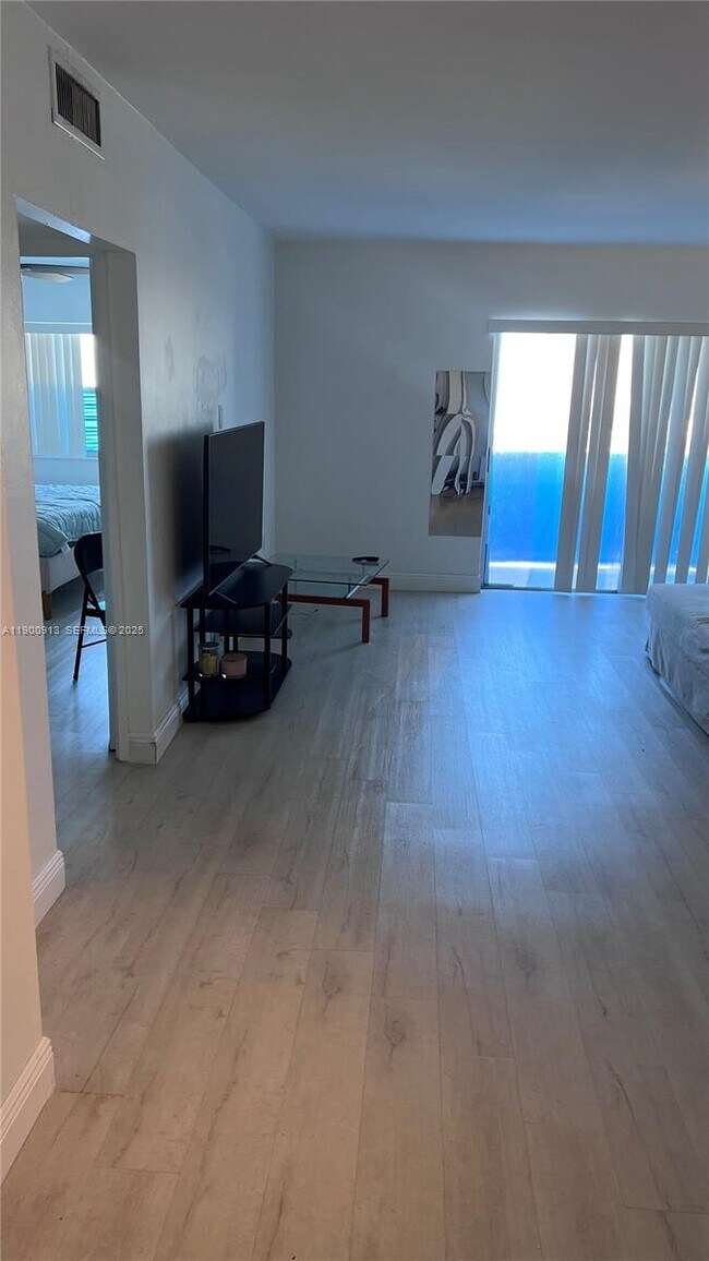 Foto del edificio - 400 Kings Point Dr