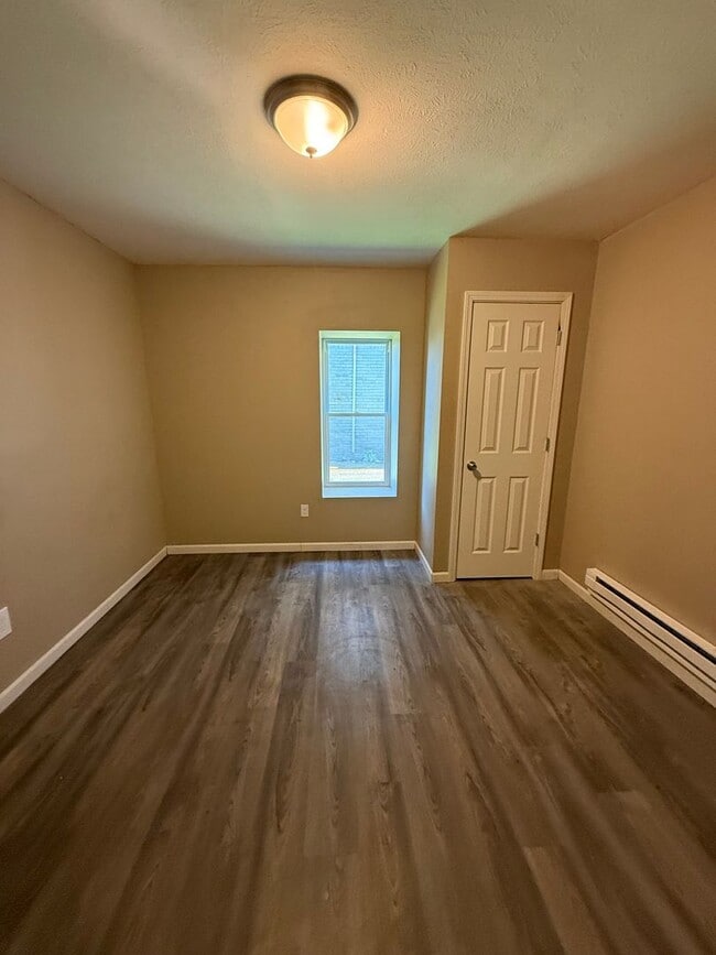 Foto del edificio - REMODELED 2 BEDROOM E.185TH/LAKE SHORE BLVD.