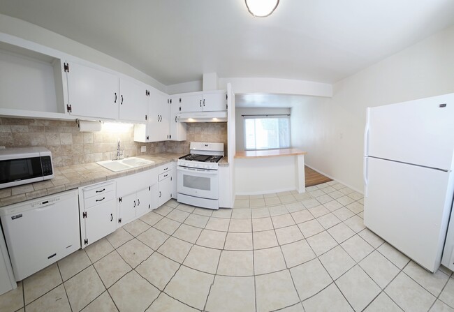 Building Photo - 2039 Thomas Ave