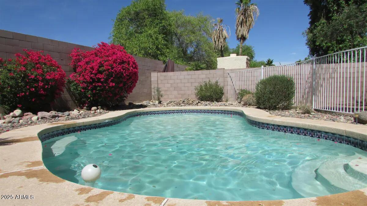 Foto principal - 8620 W Paradise Ln