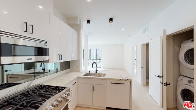 Building Photo - 105 S Doheny Dr