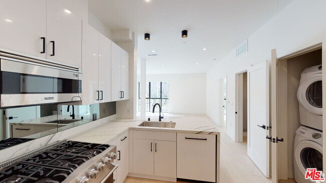 Building Photo - 105 S Doheny Dr