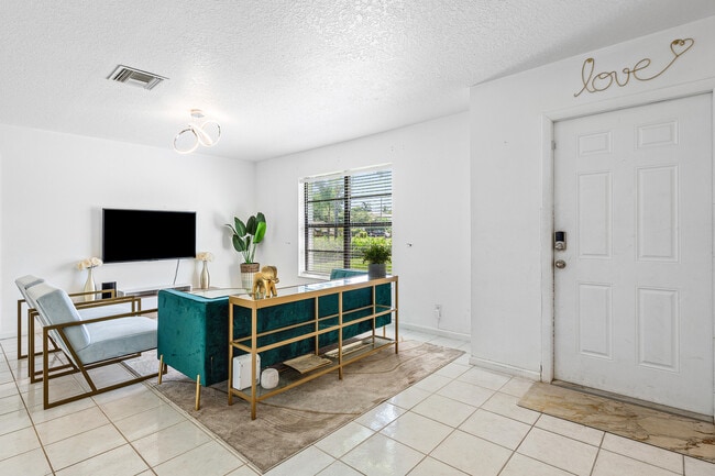 Building Photo - 3135 S Seacrest Blvd