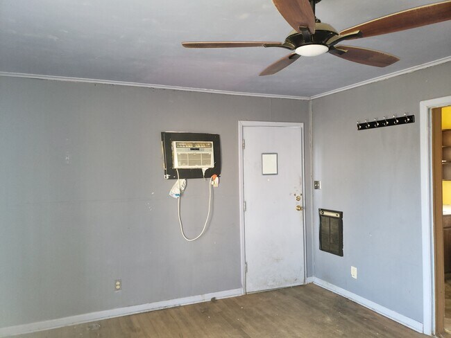 Entry area from the south side. - 216 S High St