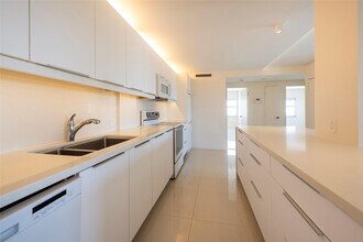 Building Photo - 2555 NE 11th St