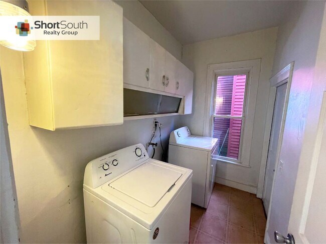 Building Photo - 4 bed 1 bath Single Family Home