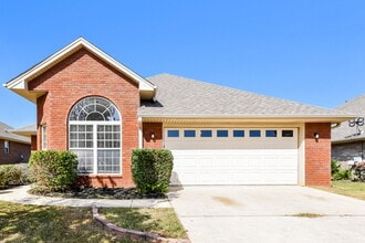 Building Photo - 2067 Edgewood Dr